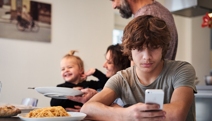 Un smartphone pour votre enfant : faut-il l'interdire ou plutôt