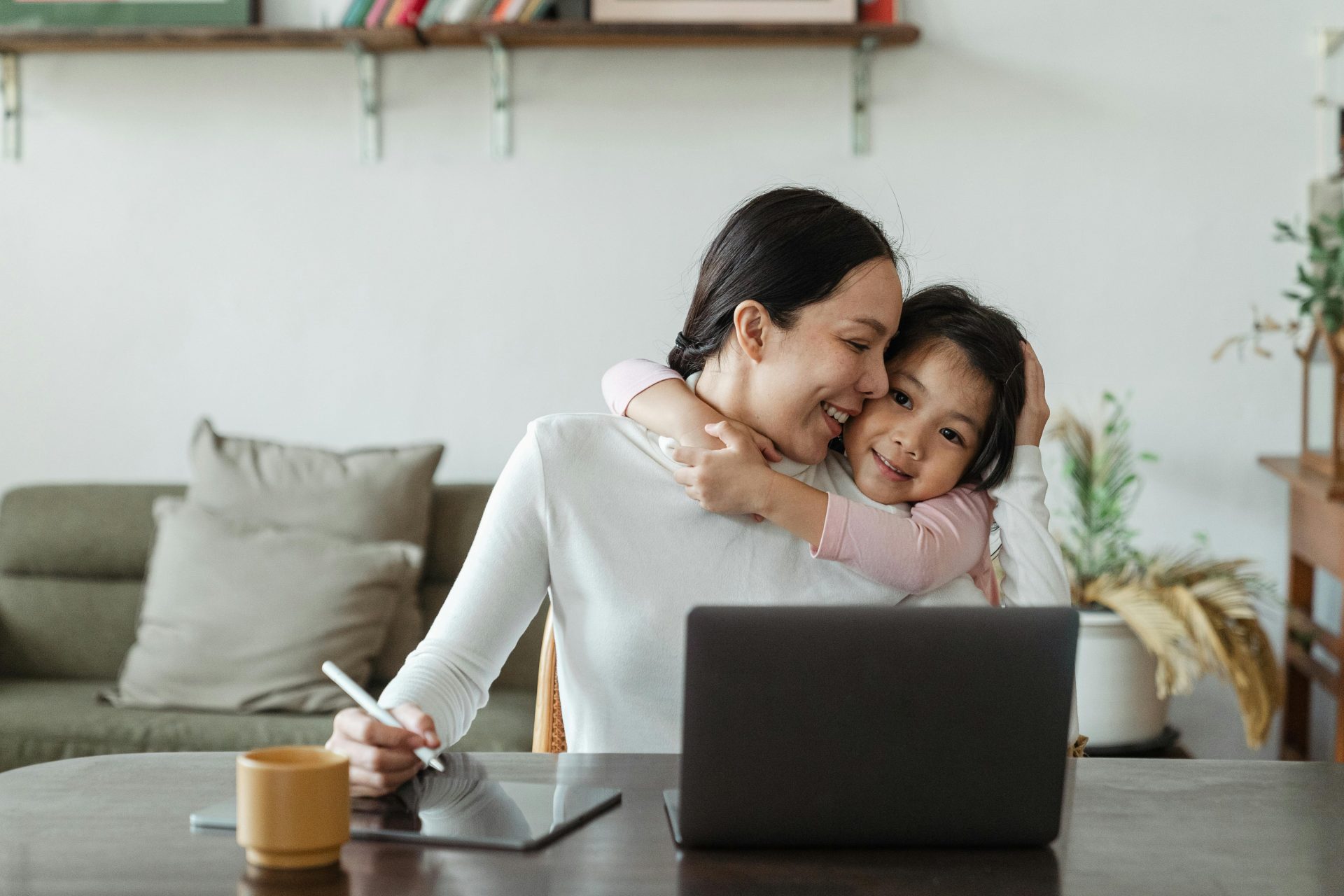 Maman et fille découvrent le monde numérique ensemble